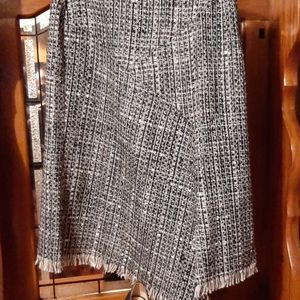 Asymmetrical skirt. Black and white polyester skir